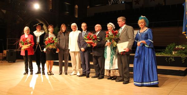 Geehrt wurden im Jahr 2017 Dr. Rita Ldtke, Helga Deichen, Eberhard Raedel, Lutz Domke und Klaus Dittmer . Sie erhielten Blumen, Prsente und wurden in das Ehrenbuch der Stadt Neubrandenburg eingetragen.