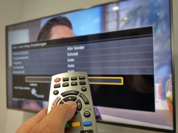 Sendersuchlauf: Nach dem Update ist ein Sendersuchlauf notwendig. Viele Fernseher fhren den automatisch durch. Bei anderen muss er manuell gestartet werden.